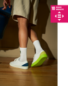 Due sneakers low-top personalizzate, una bianca e blu, l'altra bianca con suola luminosa.
