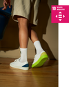 Dos lowtop personalizados sneakers, uno blanco y azul, el otro blanco con suela brillante.