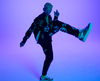 Un hombre bailando con sneakers low top made by Diverge.