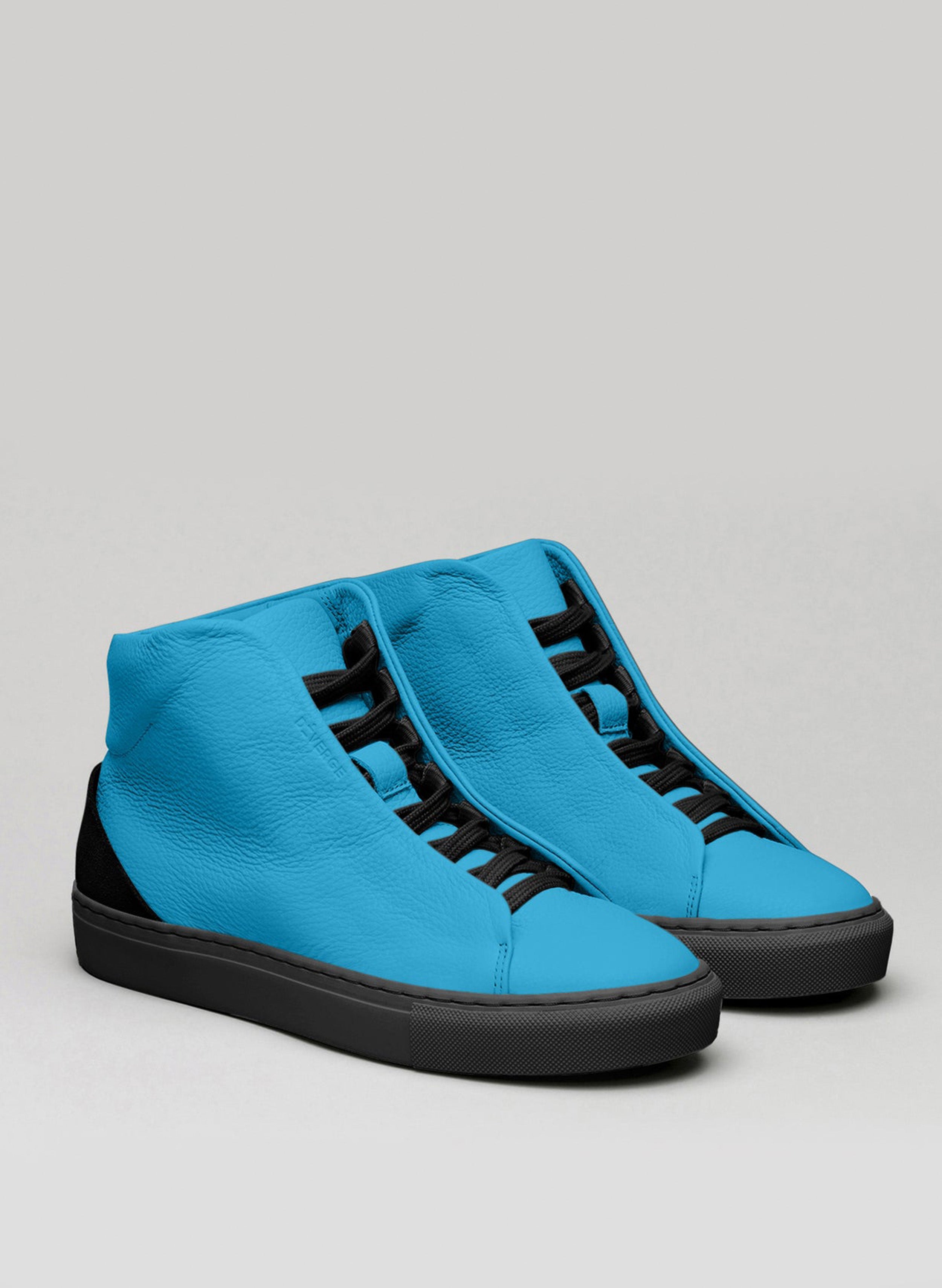 Une paire de chaussures montantes bleues sneakers avec des lacets noirs, mettant en valeur les chaussures personnalisées par Diverge.