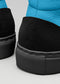 Primo piano di MH00015 by Samuel sneakers high top blu e nero con logo "hugo" in rilievo sul tallone e suola testurizzata.