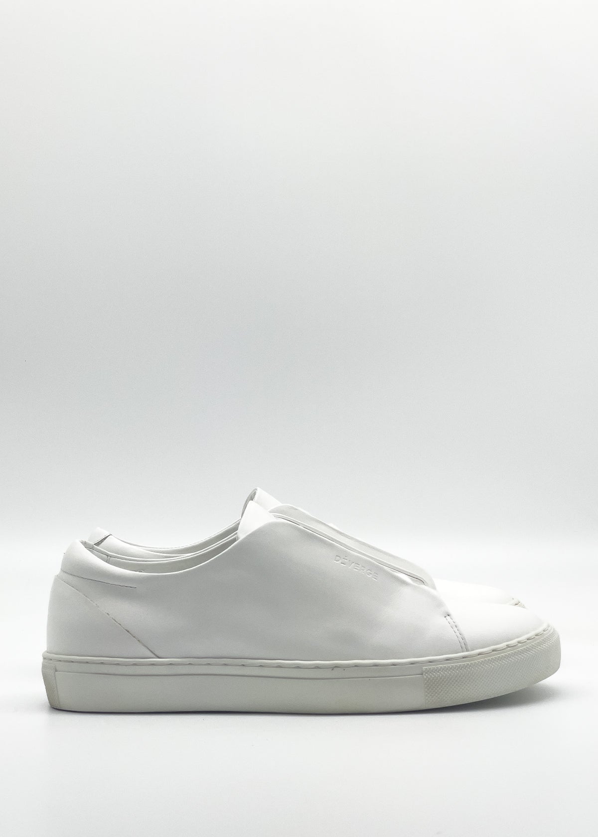 Introducing the ML0115 White Leather, a Minimal Low sneaker meticulously handcrafted in Portugal. This plain white shoe features a sleek design and is made from premium Italian leathers, beautifully highlighted against a neutral background.