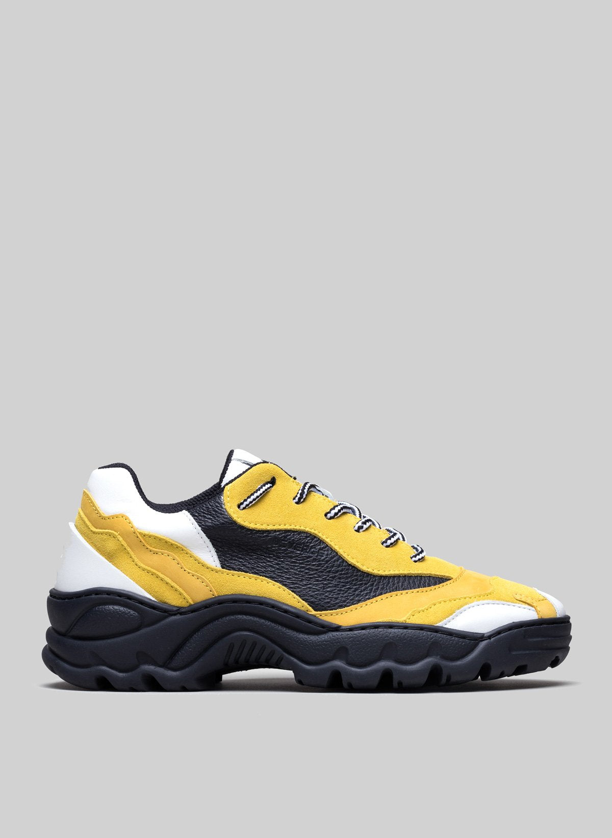 Low top gelb und weiß sneakers mit schwarzer Sohle, individuelle Schuhe von Diverge.