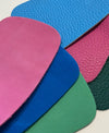 Einige Ledermaterialien in verschiedenen Farben, die von einem verantwortungsbewussten Schuhmacher für Maßschuhe hergestellt werden.