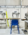Ein mit Nähmaschinen gefüllter Raum, in dem ein Schuhmacher in einer verantwortungsvollen Produktionsumgebung individuelle Schuhe herstellt.