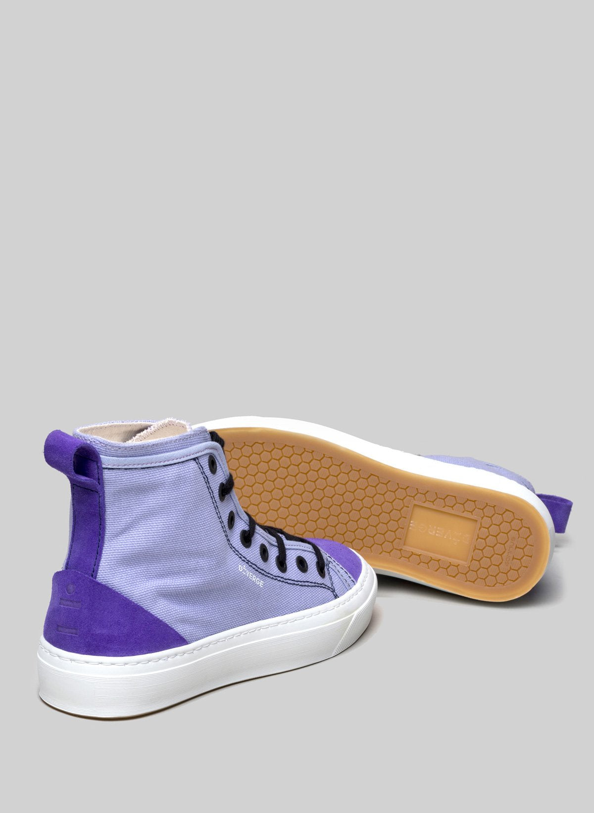 Lila High-Top-Schuhe sneakers von Diverge, die durch das imagine-Projekt soziale Auswirkungen und individuelle Schuhe fördern.