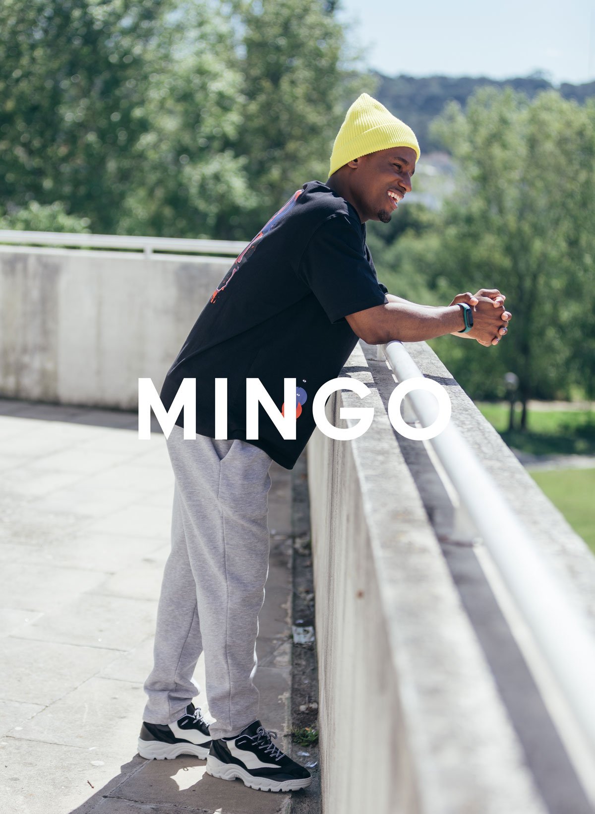 Mingo apoyado contra una pared, Diverge sneakers, promoviendo el impacto social y el calzado personalizado a través del proyecto Imagine.