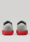 coppia bassa in pelle premium grigia e rossa di sneakers in design pulito vista posteriore