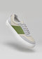 Una sneaker singola low-top con un design con pannelli in pelle vegana V27 Beige & Green di colore grigio, bianco e verde oliva su uno sfondo grigio chiaro.
