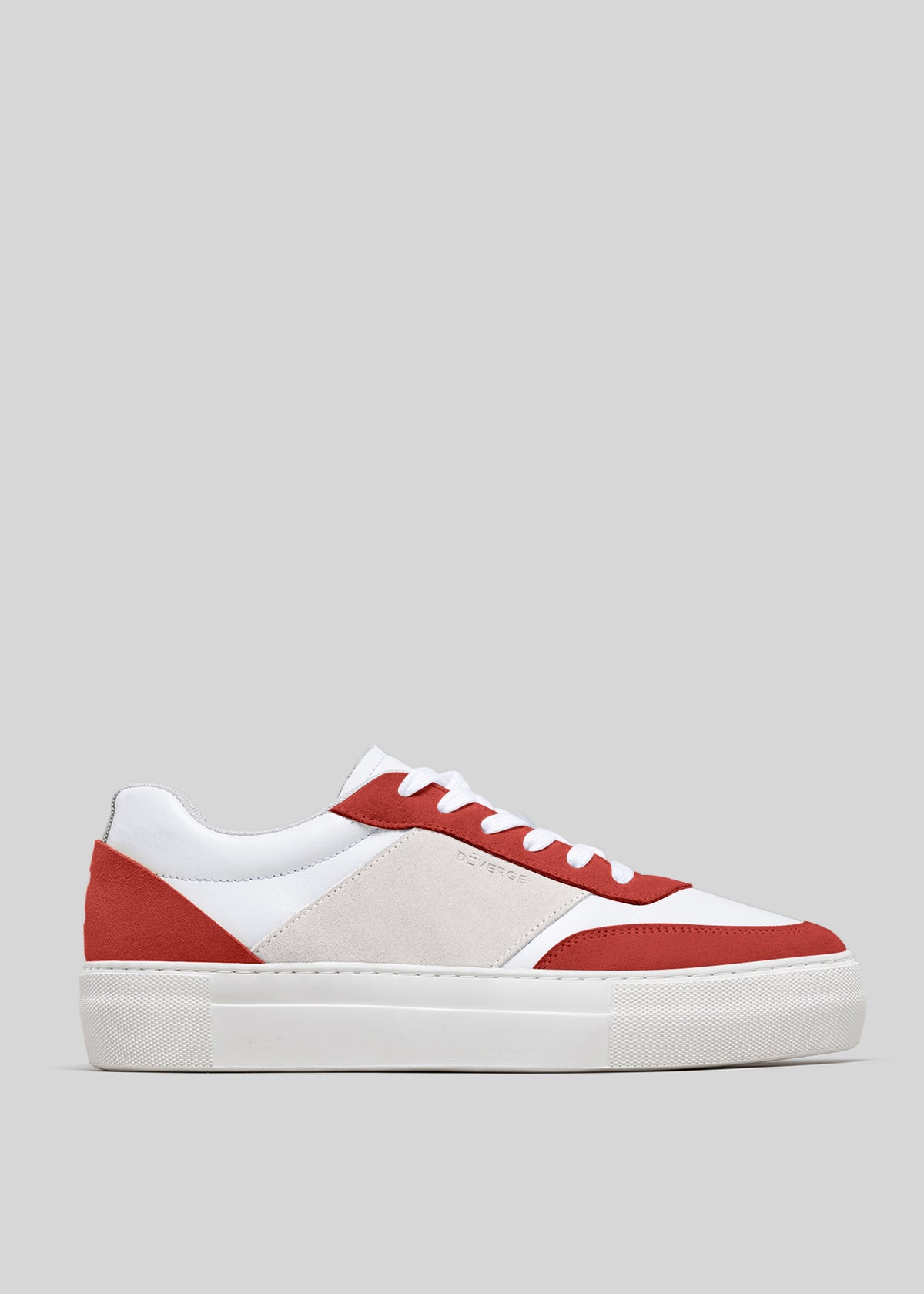 N0001 by Chrys low top sneakers con una gruesa suela blanca, sobre un fondo gris liso.