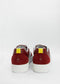 Coppia di N0011 Red Wine & White sneakers con linguette gialle, realizzate a mano in Portogallo, con le iniziali "jm" sul tallone.