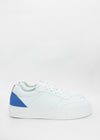 N0010 Sneaker vegana bianca e grigia con accenti blu e rossi sul tallone, su sfondo bianco.