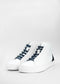 Un par de MH0083 White W/ Blue high-top sneakers con interior a rayas azules y blancas, expuestas sobre un fondo gris liso.