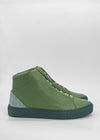 Une paire de MH0082 Green high-top sneakers avec une finition texturée et des semelles vertes assorties, présentées sur un fond blanc.