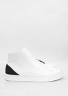 MH0083 Sneaker alta in pelle bianca e blu con accento nero sul tallone, su sfondo bianco.