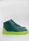 Une paire de MH0064 Green W/ Yellow high-top sneakers pour hommes avec des semelles vertes sur fond blanc.