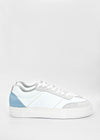 Una singola sneaker vegana N0013 Blue & White con accenti azzurri su sfondo tinta unita.