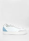 Una singola sneaker vegana N0013 Blue & White con accenti azzurri su sfondo tinta unita.