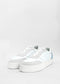 Un par de N0013 Piel azul y blanca sneakers sobre fondo blanco.