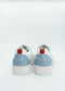 Un par de N0013 Blue & White low top sneakers con tacón azul y lengüeta roja, con el logotipo "brain4sports" sobre fondo blanco.