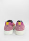 Vue arrière de deux N0015 Pink & Orange low top sneakers en daim rose, avec des détails en tissu multicolore et un motif sur fond blanc.