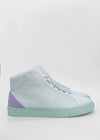 MH0068 Grey W/ Lilac High-Top sneakers mit einer mintgrünen Sohle, die vor einem einfarbigen Hintergrund steht.