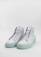 Un par de MH0068 Grey W/ Lilac sneakers con cordones púrpura pastel y suelas verde menta claro, mostradas sobre un fondo blanco.
