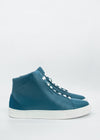 MH0066 Sneaker alta blu oceano con lacci e suola bianchi, su sfondo grigio chiaro.