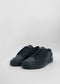 Un par de ML0037 Negro W / Gris cuero sneakers, hecho a mano en Portugal, con cordones, que se muestra en un fondo blanco liso.