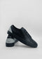 Un paio di ML0037 Black W/ Grey sneakers realizzate su ordinazione con suola bianca, esposte su uno sfondo bianco.