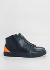 Un par de MH0099 Negro Con Naranja sneakers, hechos a mano en Portugal y vistos de perfil sobre fondo blanco.