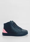 Une paire de MH0105 Black W/ Pink high-top sneakers, fabriquée à la main au Portugal à partir de cuirs italiens de première qualité, sur un fond blanc uni.
