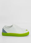 Un par de ML0062 White W/ Blue sneakers en blanco, con suela verde brillante y detalles en azul claro en el talón, hechos a mano en Portugal con pieles italianas de primera calidad. Sobre un fondo blanco liso.
