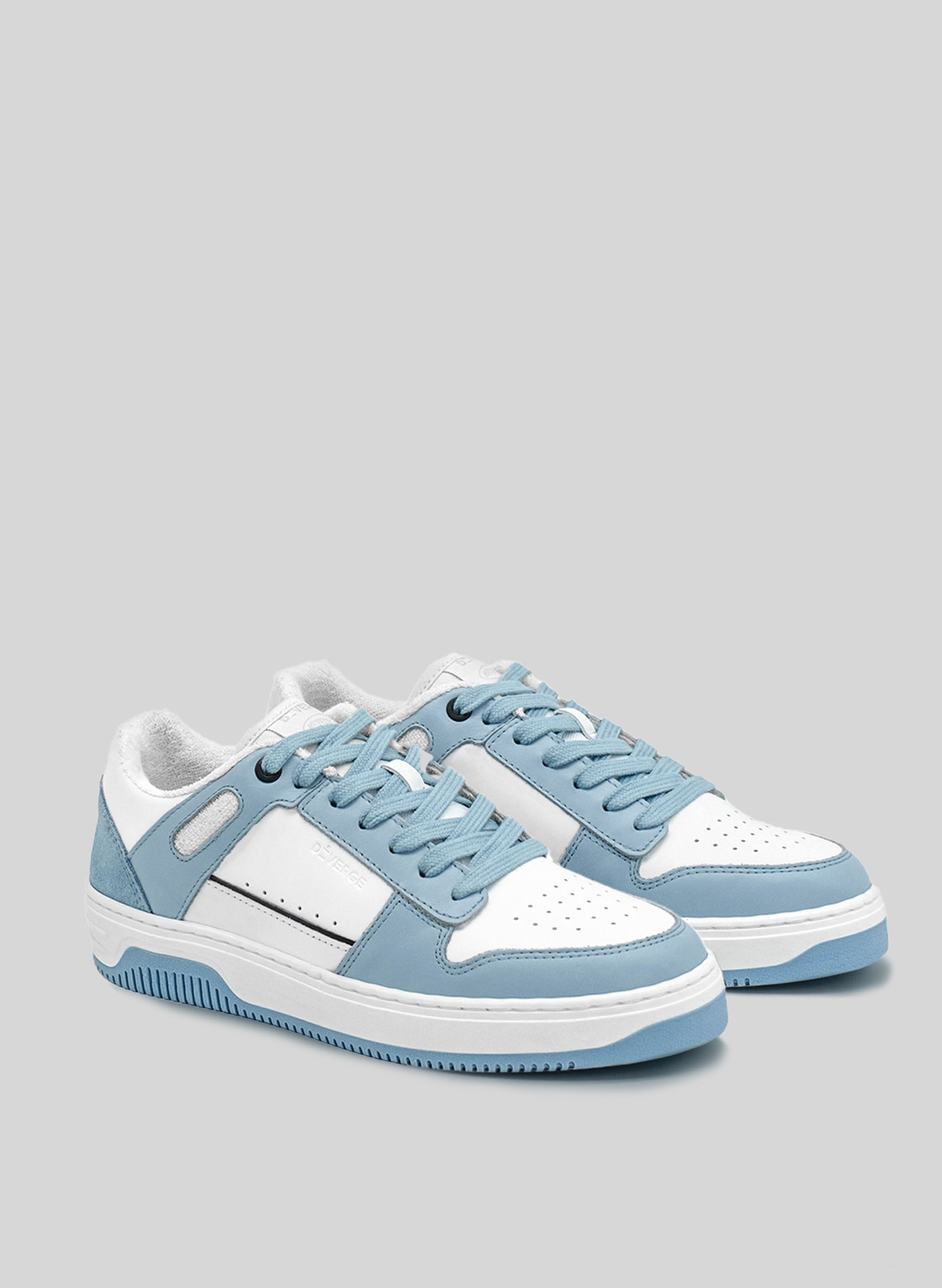 sneakers blu con suola bianca e blu di Diverge, che promuove l'impatto sociale e le scarpe personalizzate attraverso il progetto imagine. 