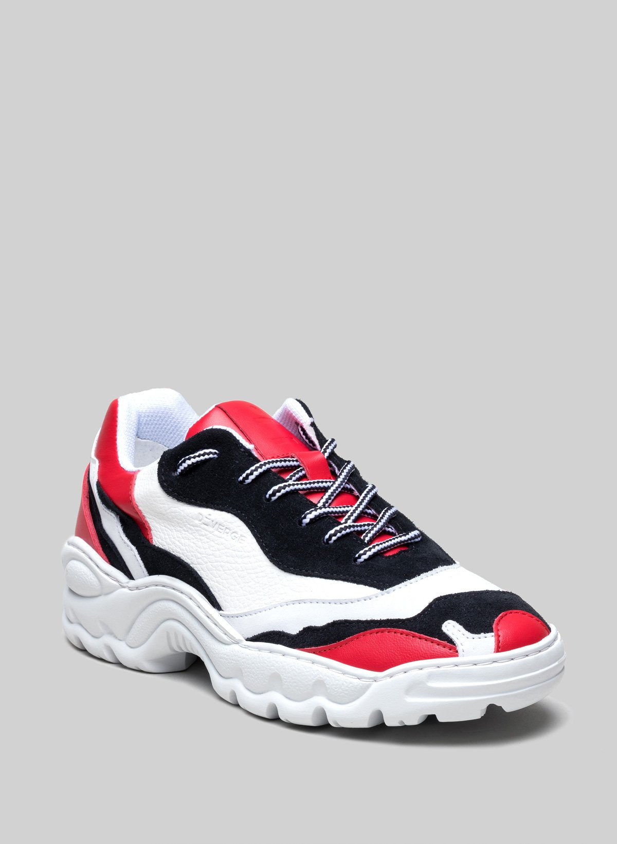 Sneaker nera, bianca e rossa di Diverge, che promuove l'impatto sociale e le scarpe personalizzate.