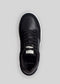Vista superior de una zapatilla deportiva V4 Black de caña baja con cordones sobre fondo gris. En la etiqueta se puede leer "d'verge".