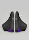 Un paio di scarpe MH00018 by Diogo con il caratteristico tacco viola, su sfondo grigio.