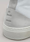 Nahaufnahme eines V12 Grey & Antique White High-Top-Sneakers, der die strukturierten Details an der Ferse und an der Seite zeigt, mit einer dicken weißen Sohle.