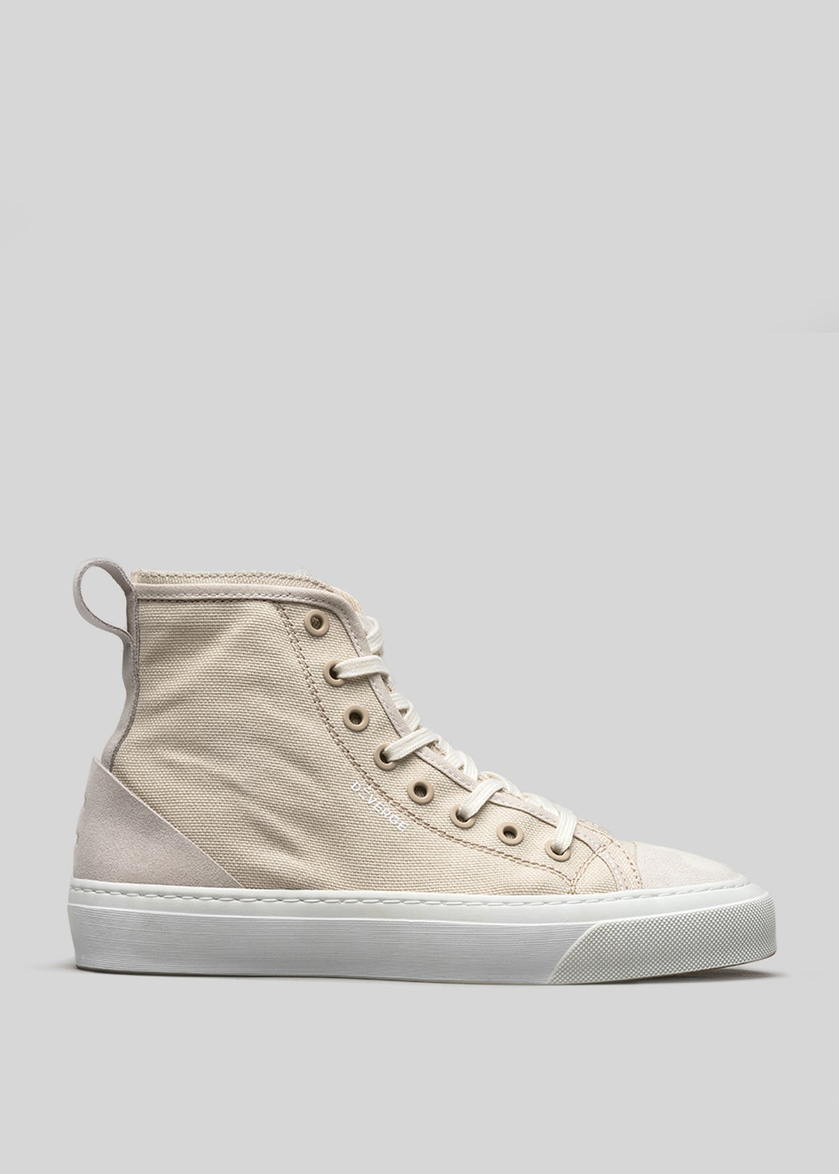 Una singola sneaker high-top V4 Antique White Canvas visualizzata su uno sfondo grigio.