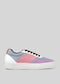 Sneaker vegana low-top con pannelli rosa pastello, blu e viola, accenti rossi sul tallone e suola in gomma bianca. 
N0002 di Ricky