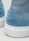 Primer plano de los zapatos V33 Artic W/ White de cuero con suela de goma blanca, centrándose en los materiales texturizados y las costuras precisas.