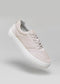 Una singola sneaker low top V25 Beige & Bone con lacci bianchi e una spessa suola bianca, visualizzata su uno sfondo grigio chiaro.