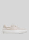 Seitenansicht eines V25 Beige & Bone Sneakers aus veganem Leder mit einer dicken weißen Sohle auf grauem Hintergrund.
