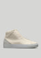 Vue latérale d'une chaussure montante V27 Beige Floater avec une surface texturée et une semelle blanche sur un fond gris clair.
