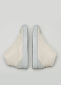Une paire de chaussures compensées V27 Beige Floater sneakers avec des bordures grises, présentées semelle à semelle sur un fond clair.