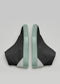 Un par de zapatos de tacón alto MH00019 Black Cat con detalles en verde, mostrados de suela a suela sobre fondo gris.