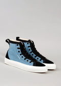 Un par de TH0005 de Mónica high-top sneakers con denim azul y paneles de cuero negro sobre fondo gris.