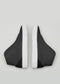 Un par de MH0003 de Chrys cuña de cuero negro sneakers con suela blanca que se muestra sobre un fondo gris claro.