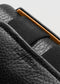 Primer plano de una zapatilla SO0003 Back in Black con detalles texturizados y la palabra "diverge" grabada en relieve, destacando su exclusivo diseño de calzado personalizado.