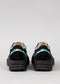 Ein Paar LC0001 von Rafa  sneakers  in schwarz mit blaugrünen Akzenten, von hinten gesehen, auf einem hellgrauen Hintergrund.